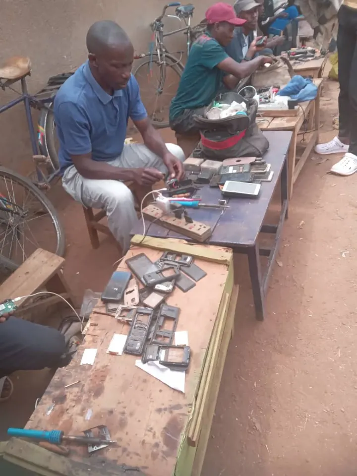 Umuntu ukoresha telefoni mu Rwanda.
