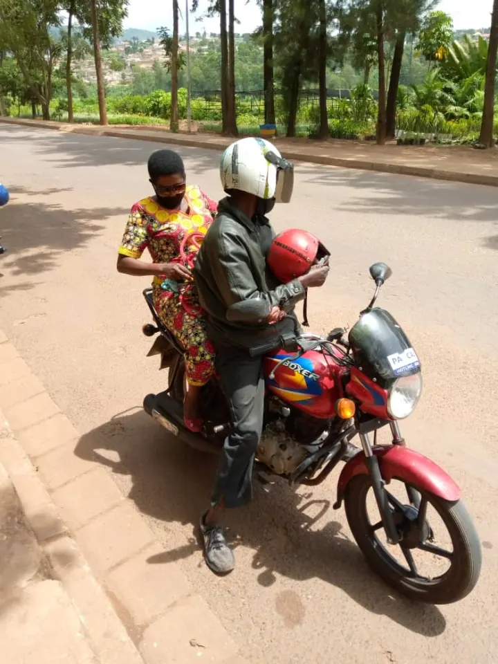 Umumotari agenda mu muhanda wo mu Bugesera.