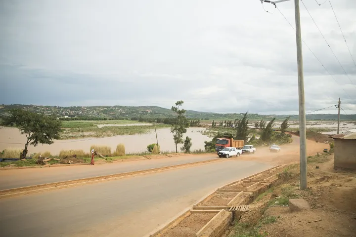 Umuhanda wo mu Bugesera ugana ku ruzi rwa Nyabarongo.